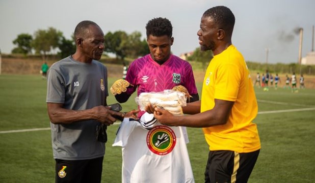 Lawrence Ansah receives goalkeeper of the month for November award